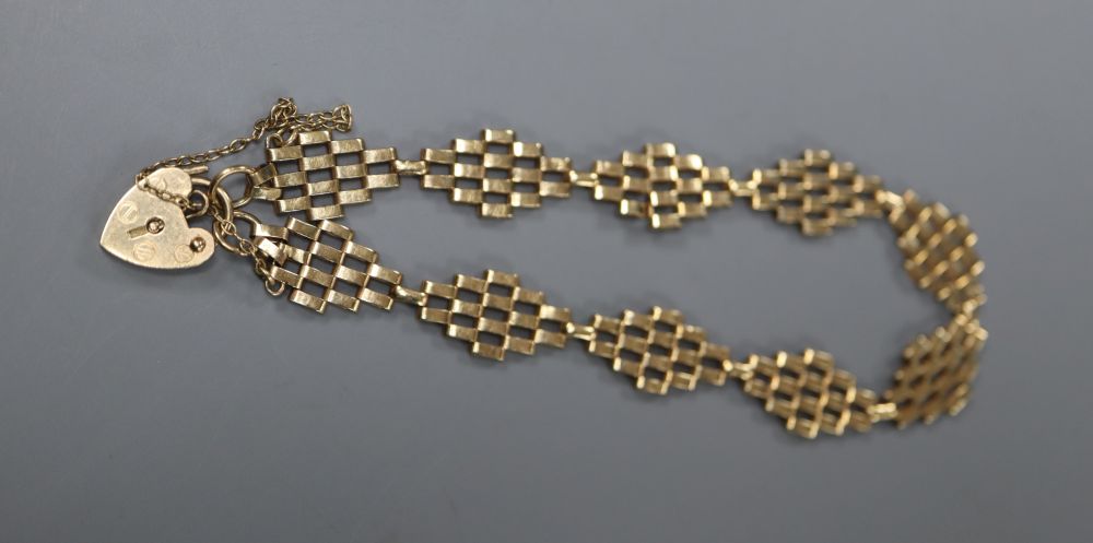 A 9ct yellow gold flexible link bracelet with padlock clasp, 5 grams.
